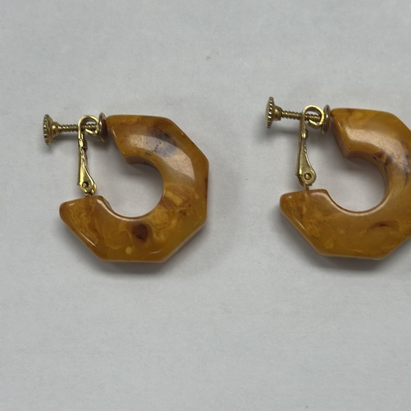 Vintage US Patent Number 3.176.475 Gold Tone Amber Screw Back Hoop Earrings - Picture 3 of 16